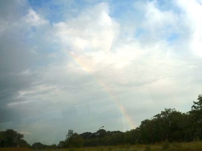 一路パリ市内に向けて爆走！<br /><br />途中、雨が止んで虹が☆