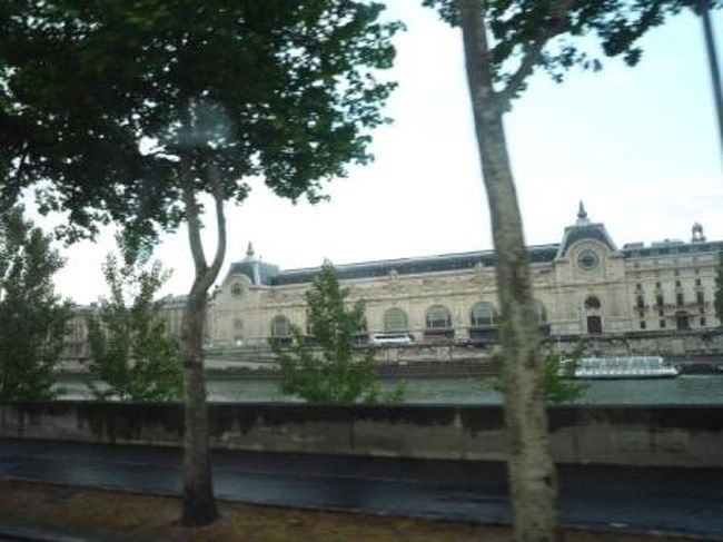 バスの車窓からオルセー美術館。<br /><br />２１時頃、サントノレ付近でツアー解散。<br />１日１２時間のバスツアー無事終了！<br />移動が長かったけど、充実した１日だったなぁ。<br />何よりバスツアーは楽チン♪<br />今回担当してくれたガイドさんが、イイ味だしてて更に楽しかったな。<br /><br /><br />