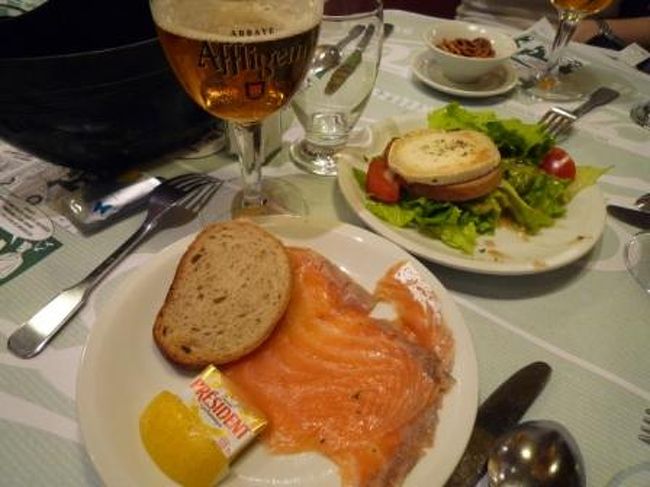 『Ｌｅｏｎ ＤＥ ＢＲＵＸＥＬＬＥＳ』　オペラ店。<br /><br />本日の夕食はムール貝！<br />ブリュッセル発祥のチェーン店。<br />何気にムール貝好きで、楽しみにしてたお店。<br /><br />まずは、前菜とベルギービールで乾杯☆<br />