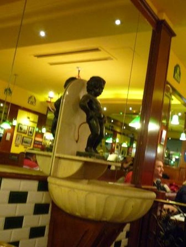 さすが、ブリュッセル発祥だけあって、店内には小便小僧が。