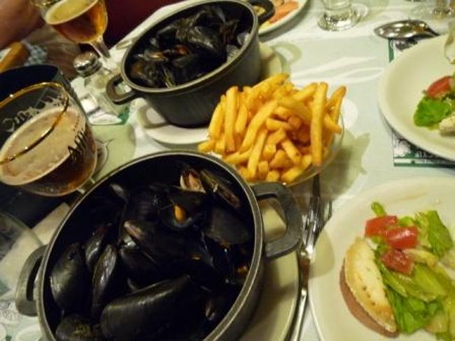 じゃ、じゃーん！<br /><br />バケツいっぱいのムール貝！<br />色んな味付けがあって、これはレオン風とマリナーラだったけな。<br />とにかくウマッッ！！！<br />結構好きで、メニューにあれば注文するんだけど、これは一段と美味しい！！<br />今回は、３人で２バケツだったけど、１人１バケツいけそう！