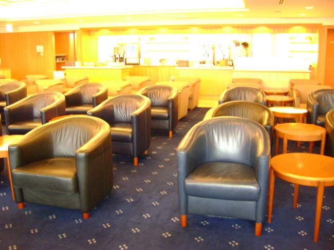 <br />　いつものラウンジ。<br /><br />　免税店で必要な物を買ったらゆっくりしたいので<br /><br />　ラウンジへ。<br /><br /><br />　まだ搭乗までに時間があるのかガラガラ。<br /><br />　おかげで窓際のカウンターでまったり。<br />　　　