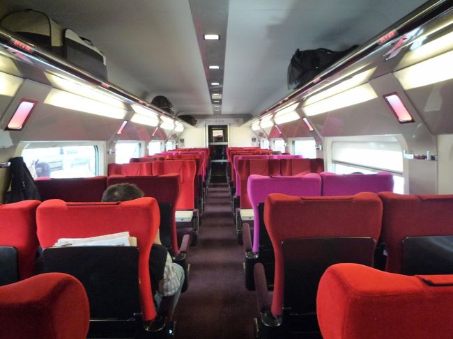 車内もオシャレ。<br /><br />ブリュッセルまで３０分前後？だったかな？<br />