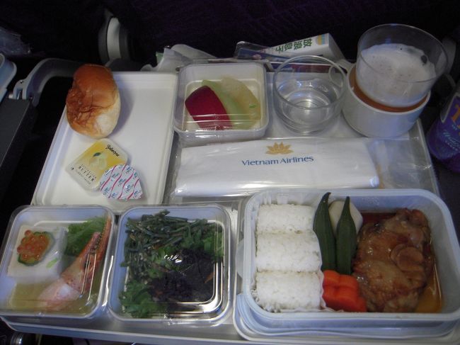 ベトナム航空の機内食。初めて乗りましたが、美味しくいただきました！お手拭きを使ってびっくり、すごく良いにおいがするお手拭きでした。べ