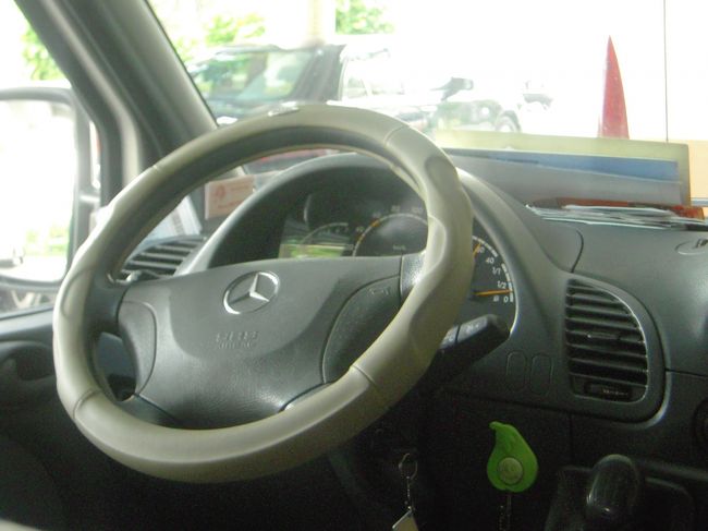 旅行会社（から委託された人？）に迎えにきてもらって市内へ！しかもベンツ！？（でもやけにボロい・・・）