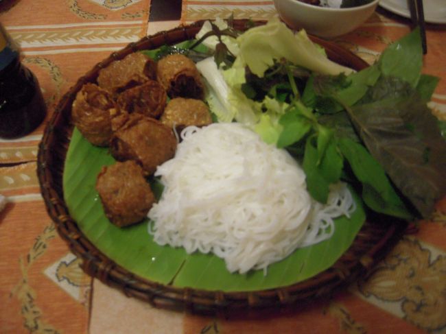 揚げ春巻き！<br />めちゃくちゃ美味しかったです！<br />右のはっぱはパクチー。