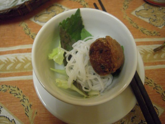 こうやって麺と葉っぱを入れ、その上に揚げ春巻きをのせる。<br />んで、甘いたれみたいなのをかけて食べるみたいです。<br />店員のおばちゃんが教えてくれました。<br />おばちゃん、良い人だったなあ。