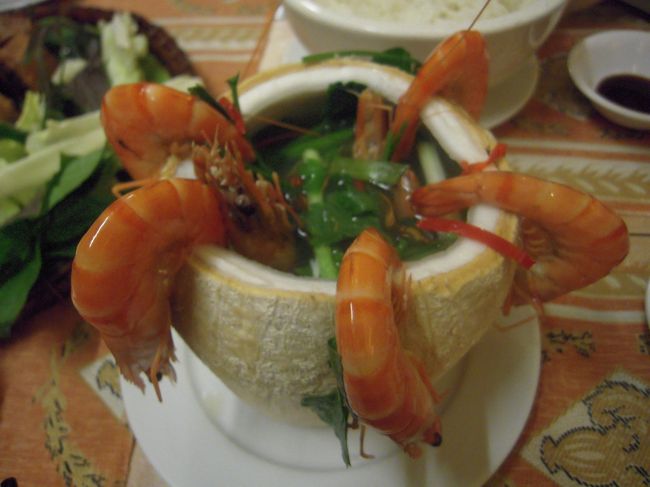 ココナッツのスープを使った料理のようで、<br />なるほど甘めなお味でした。<br />食べれなくもなかったけど、<br />そんなに美味しいものではなかったです。