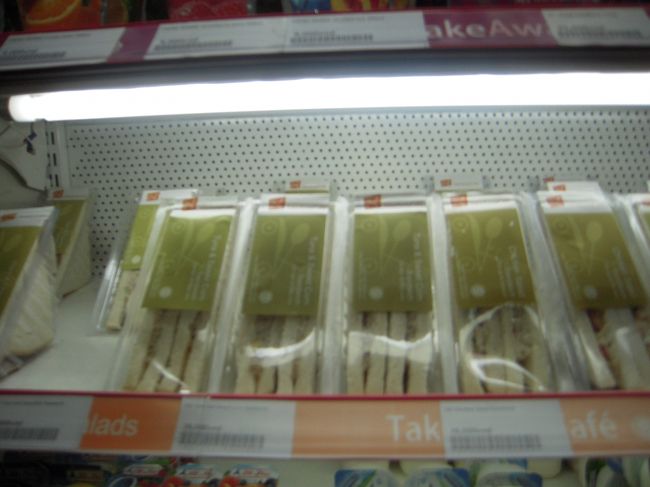 コンビニへ。<br />あんまり安くなかった。