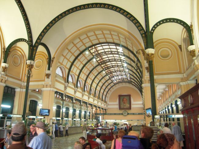 奥にはホーチミンはんがいらっしゃいます。<br />