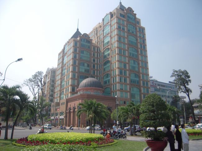 高い建物の少ないベトナムにも、こんな近代的？な建物もあるんだよ！