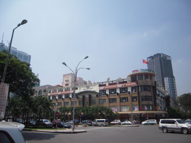 国営百貨店。<br />ほんとに国営なの？っていうくらい偽ブランドがたくさん。<br />スーパーマーケットもあるので、お土産はそこで買うのがいいと思います。<br />ベンタインで値切るのより、きっと安い。<br />というか安かった（Ｔシャツ）