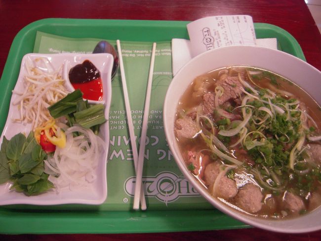 夜ごはんはドンコイ通りのデパートにあるフードコートのフォー24でフォーを食べました。<br />ベトナムでの初フォー！<br />全のせメニューで、300円くらい。<br />で、意外と量があり、大満足！<br />めちゃくちゃ美味しかった。