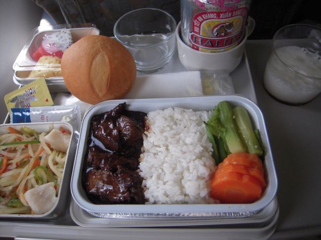 ホーチミンからクアラルンプールまでもベトナム航空。<br />もちろんドリンクはビールをいただきました！<br />これはベトナムのビールなのかな？