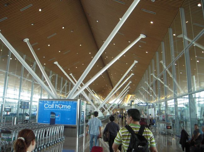 空港到着ー！<br />すごく広くてきれいな空港でびっくり。<br />ご存じの方も多いと思いますが、この空港は<br />黒川紀章さんが手がけた空港なのです。<br />日本人として鼻高々！<br />世界のNO1空港（だっけ？）に選ばれた、とでかでかと書いてありました。<br />不思議な作りの空港でした。