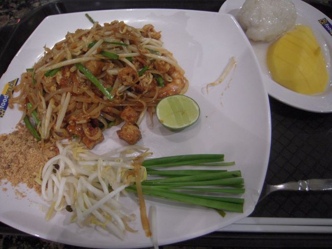 フードコートで軽食を。<br />これ、すごい美味しかった！<br />マレーシアの料理、自分にあってるかも。<br />しかもはっきり覚えてないけど、お安うございました。