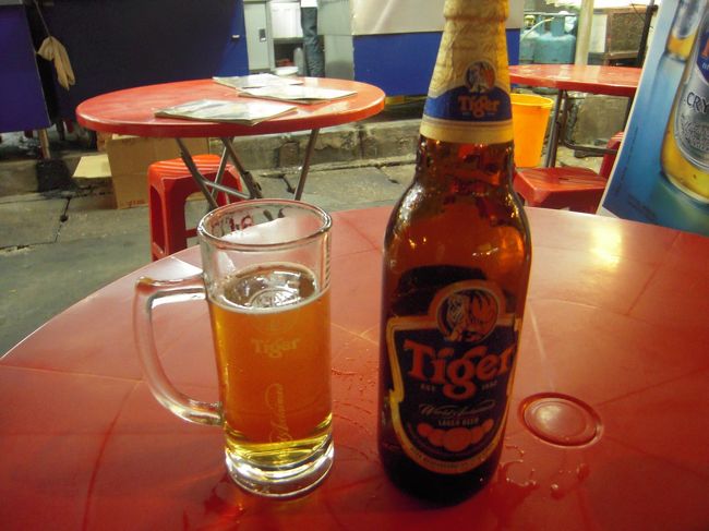 夜ごはんは、ホテルのすぐそばのジャランアローで！<br />とりあえず、生！だよね！うまーい！<br />タイガービールのキャンギャルのおねえさんがいて、<br />グラスが開くたびビールを注ぎにきてくれました。