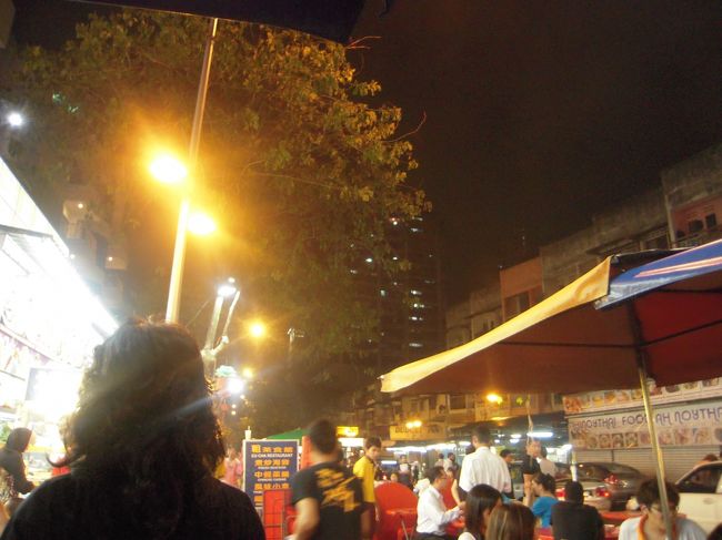 ジャランアローはこんなカオスな空間。<br />お店がたくさんあって、悩みます！