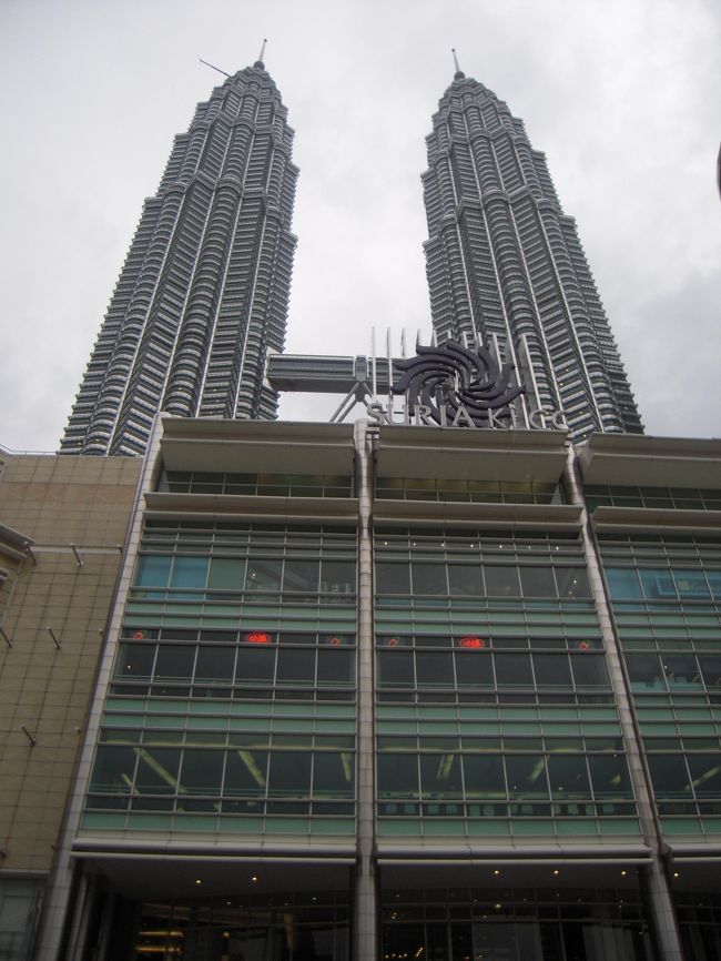 そしてタクシーにのってきましたー！<br />SULIA KLCC！<br />ものすごい迫力です。<br />バンコクにしろ、台湾にしろ、<br />一本で高い建物はよくあるけど、日本並んでいるのは圧巻。<br />夜にまた来ようと思ったけど、疲れてこれなかったなあ。