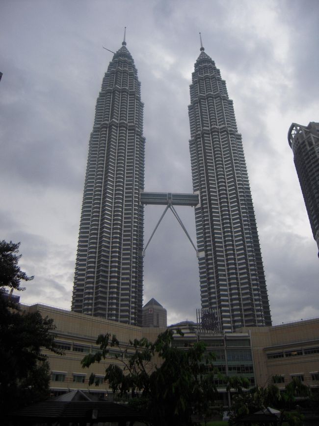 次来たら展望台に絶対のぼります。<br />ペトロナスツインタワーは、日本と韓国が一本ずつ受注して作ったそうです。<br />でも、韓国が受注したタワーは少し傾いちゃってるらしい。<br />やっぱ日本の技術は凄いよ。<br />技術立国日本。まだまだいけるよ！
