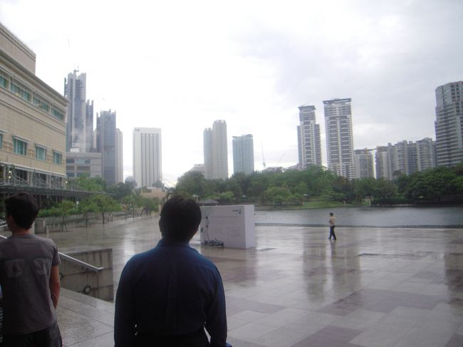 逆側を撮影。<br />雨がふってたので、人がたくさん雨宿りしてました。