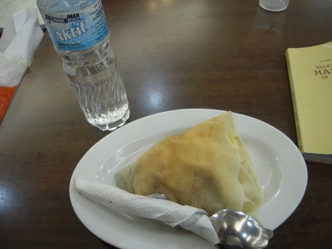 お腹すいたからクレープもぐもぐ。