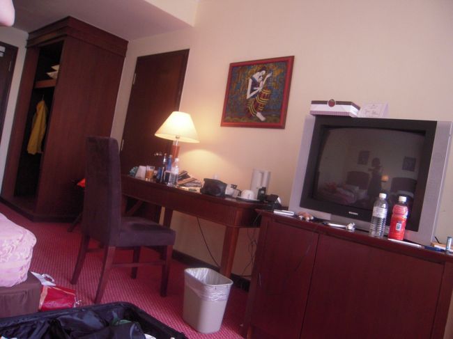 汚い写真でごめんなさい。<br />今回とまったラディウスインターナショナルホテル。<br />設備は古かったけど、格安ツアーだから及第点ってかんじでした！<br />ホテル代節約したい方はいいと思います。<br />立地も最高でした。<br /><br />１つ注意。SULIA KLCCから、建物前で順番待ちしているタクシーでホテルまで乗車。<br />乗る前に目的地を伝え、メーターOK、だいたいの金額を確認して乗車すると、これがターボメータータクシーでした。<br />ものすごい勢いでメーターが上がっていく・・・。<br />たぶん日本で同じ距離を乗るの以上の金額をメーターが示す。<br />さすがに納得いかなかったので、ゴネたのですが、運転手もメーターが示してるんだ、間違いない。<br />うちの会社がメーターを示してるんだから俺にはどうにもできない。の一点張りで疲れてしまい、結局支払うことに。悔しい。。<br />色んなサイトにKLはメーター式だから安心だなんて書いてありますが、<br />出来るだけ流しのタクシーを拾い、そちらに乗車することをお勧めします。<br />まさかターボメーターのタクシーにあたるだなんて思いませんでした。