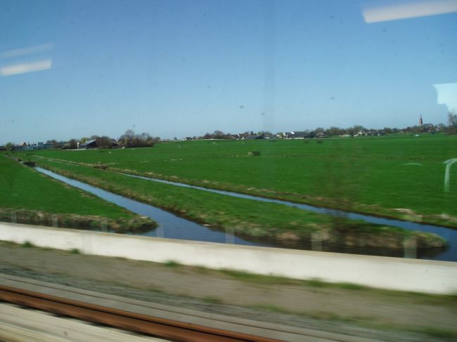 オランダの車窓から〜<br /><br />オランダと言えば水路！