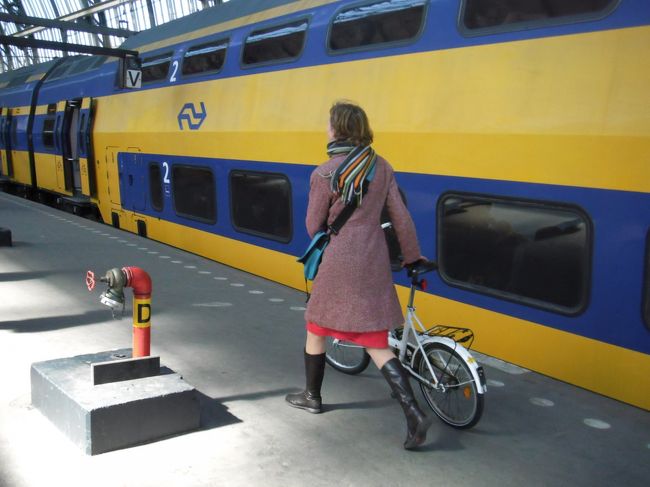 アムステルダム中央駅着！<br /><br />こっちの電車には自転車専用席があります。<br />