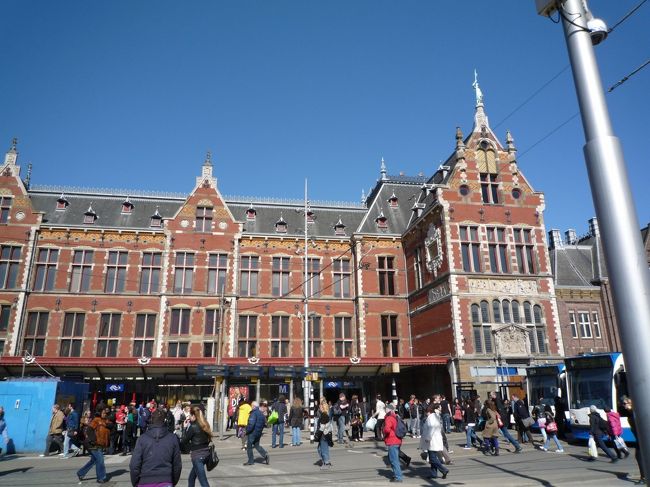 アムステルダム中央駅の外観。