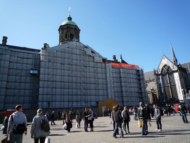 ダム広場の王宮……です。<br /><br />こんな工事の仕方ってありかい！<br /><br />