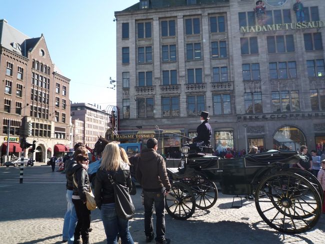 街中が工事で掘り起こされてて、歩きづらいわ、風が吹いて砂埃が凄いわで、ホテルに帰りました。