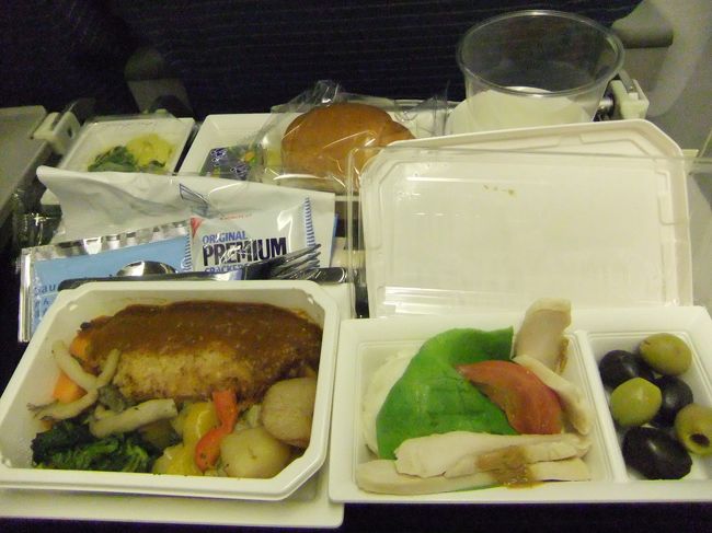 ANAの機内食です<br /><br />えっと･･･<br />この後映画に夢中になり、味を忘れてしまいました(笑)<br />おいしかったのは確かです^^<br />