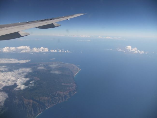 飛行機から〜<br /><br />もーすぐ到着〜ってわくわくの時ｗ<br /><br />上空を飛んでる時、日本は夜なのでとてもきれいな月が見えました^^<br />この写真はもうハワイ到着直前です！
