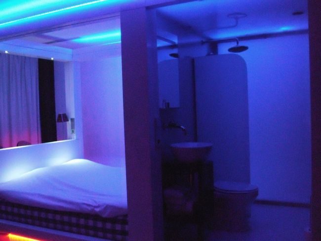 面白いデザインホテル。<br /><br />バスルームのドアはないし、窓もありません！<br />部屋に入ってしまえば夜か昼かも分からない！<br /><br />オランダらしいホテルですね。