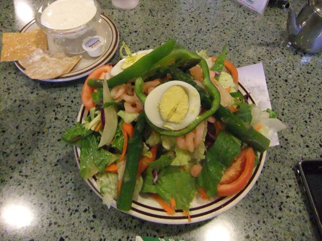 サラダです。<br /><br />こんなに多いとは…<br /><br />冷房とサラダの冷たさで体は冷え冷えです。<br /><br />