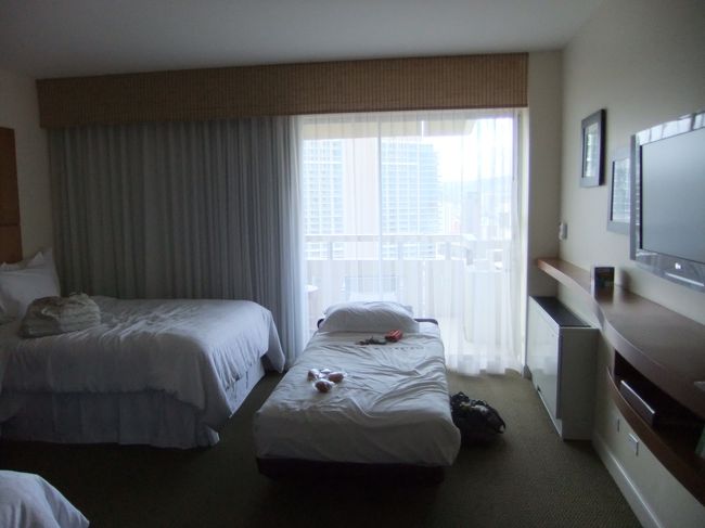 なんやかんやで15時頃になり、部屋に入れることに^^<br /><br />ホテルは、シェラトンです♪<br /><br />３人で行ったのでエキストラベッド入りですが広い〜<br /><br />かなり上の階でしたっ