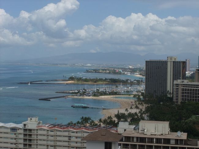 オーシャンビューの部屋ではありません。<br /><br />でも海が見えますよ〜^^<br /><br />隣にはハレクラニホテルのプールも見えます。