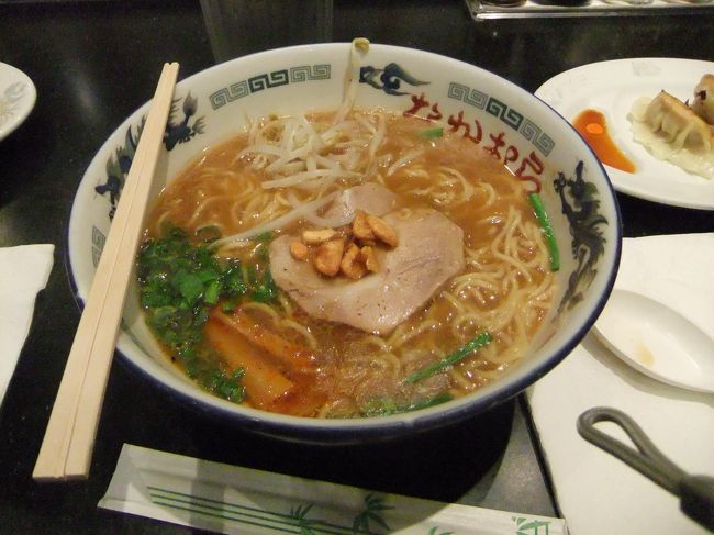 夜はラーメンなかむら！<br /><br />早速ラーメンｗ<br /><br />でもおいしかったです^^<br />オックステールラーメンというものです。<br /><br />日本人だけじゃなく外人さんも箸で頑張ってラーメン食べてましたｗ
