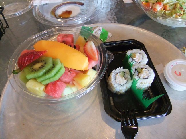 なのですぐランチ！ｗ<br /><br />カリフォルニアロールおいし〜<br /><br />ホテルの売店で購入