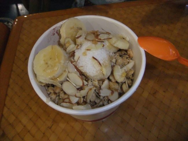 アラモアナ行きました♪<br /><br />着いてすぐアサイーボウルを食べますｗ<br /><br />おいし〜