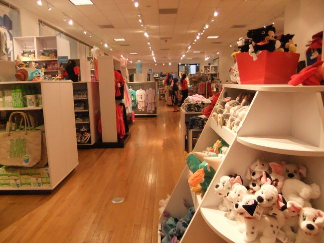 アラモアナではたくさん買い物しましたが…<br /><br />やっぱりディズニーストアに一番テンションがあがりましたｗ