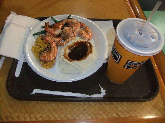アラモアナでご飯頂きました！<br /><br />バーベキュー料理？って感じで<br />シュリンプを食べました！<br />白いやつはマッシュポテトです！<br />大量〜!!<br />でもおいしすぎます！<br />次も絶対ここで食べたい^^