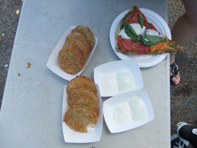 有名なフライドグリーントマトとピザ！<br /><br />フライドグリーントマトは７ドルくらいで大きいのが４つも入ってます^^<br /><br />本当においしいですよ〜<br />