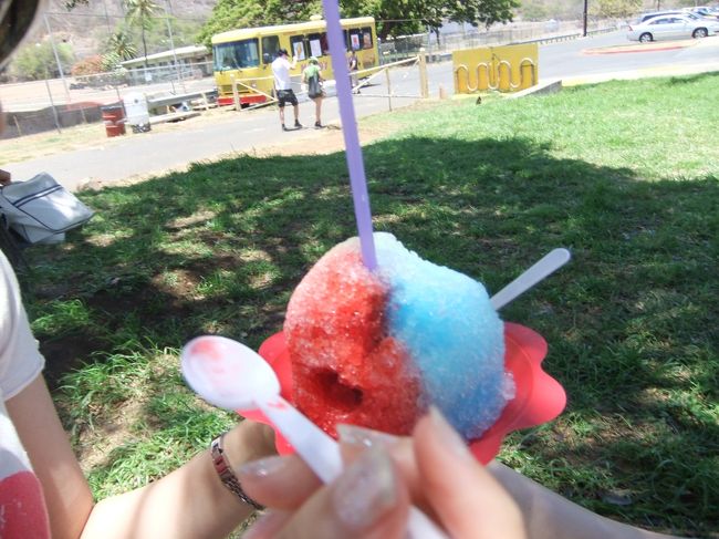 ダイアモンドヘッドを下り…<br /><br />軽く熱射病にｗ<br /><br />本当にこの日は暑くて…<br /><br />入り口にあったシェイブアイス屋で購入^^<br /><br />おいし〜い<br /><br />生き返る〜