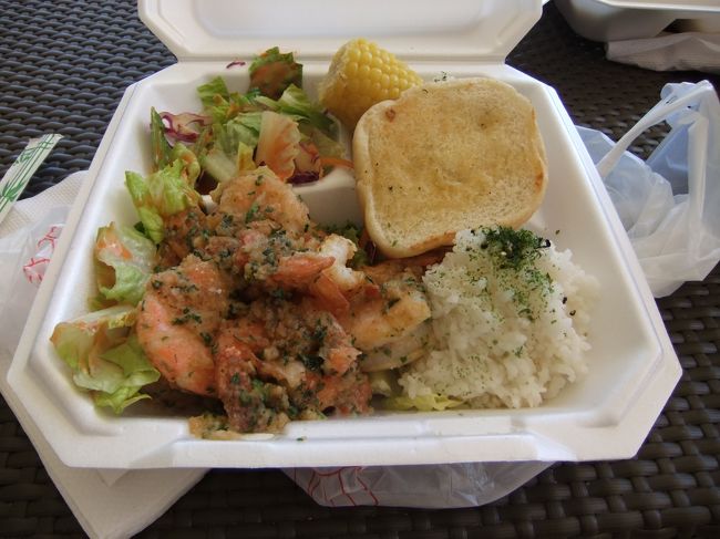 この日のランチは<br />ブルーウォーターシュリンプ＆シーフード<br />のプレートランチ♪<br /><br />ここはおいしくてオススメと聞いていましたが<br />本当においしかった〜！<br />暑い中わざわざ買いに行った甲斐がありますｗ