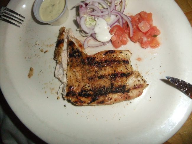 チキンです^^<br /><br />ちょい汚いですが･･･<br />おいしいですよ〜！<br /><br />サラダバーも付いてます！<br />