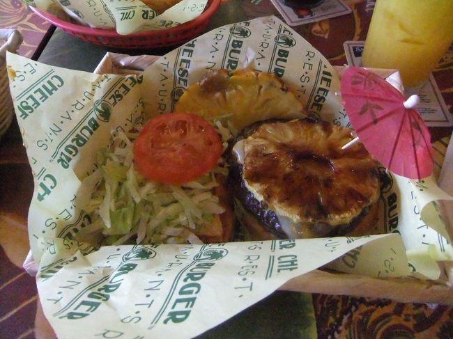 ４日目のランチはチーズバーガーなんちゃら･･･ｗ<br /><br />名前忘れました！すいません！<br /><br />パインの入ったハンバーガーを頂きました！<br /><br />ジューシーでおいし〜〜い^^<br />また食べたい(*^^*)