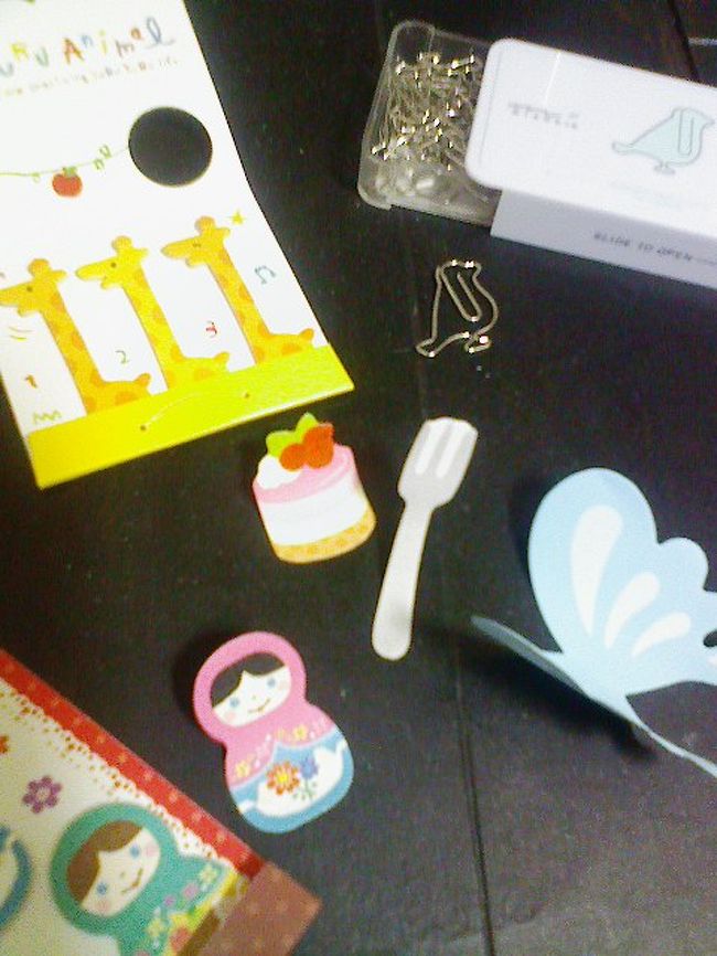 何かの役に立つかもしれないので、<br />秘蔵の非実用的ステーショナリーを持っていきます。<br />おもに付箋です。<br /><br />マトリョーシカ・キリン3兄弟・ケーキ・ちょうちょ<br />新参者の鳥型クリップ