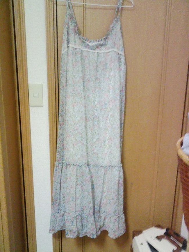 普段小汚い格好をしている私ですが、<br />旅行のために洋服を新調してみました。<br /><br />ベルサイユ観光用に小花柄のロングワンピース。<br />セールで1600円で手に入れました。<br />お里が知れてよ！